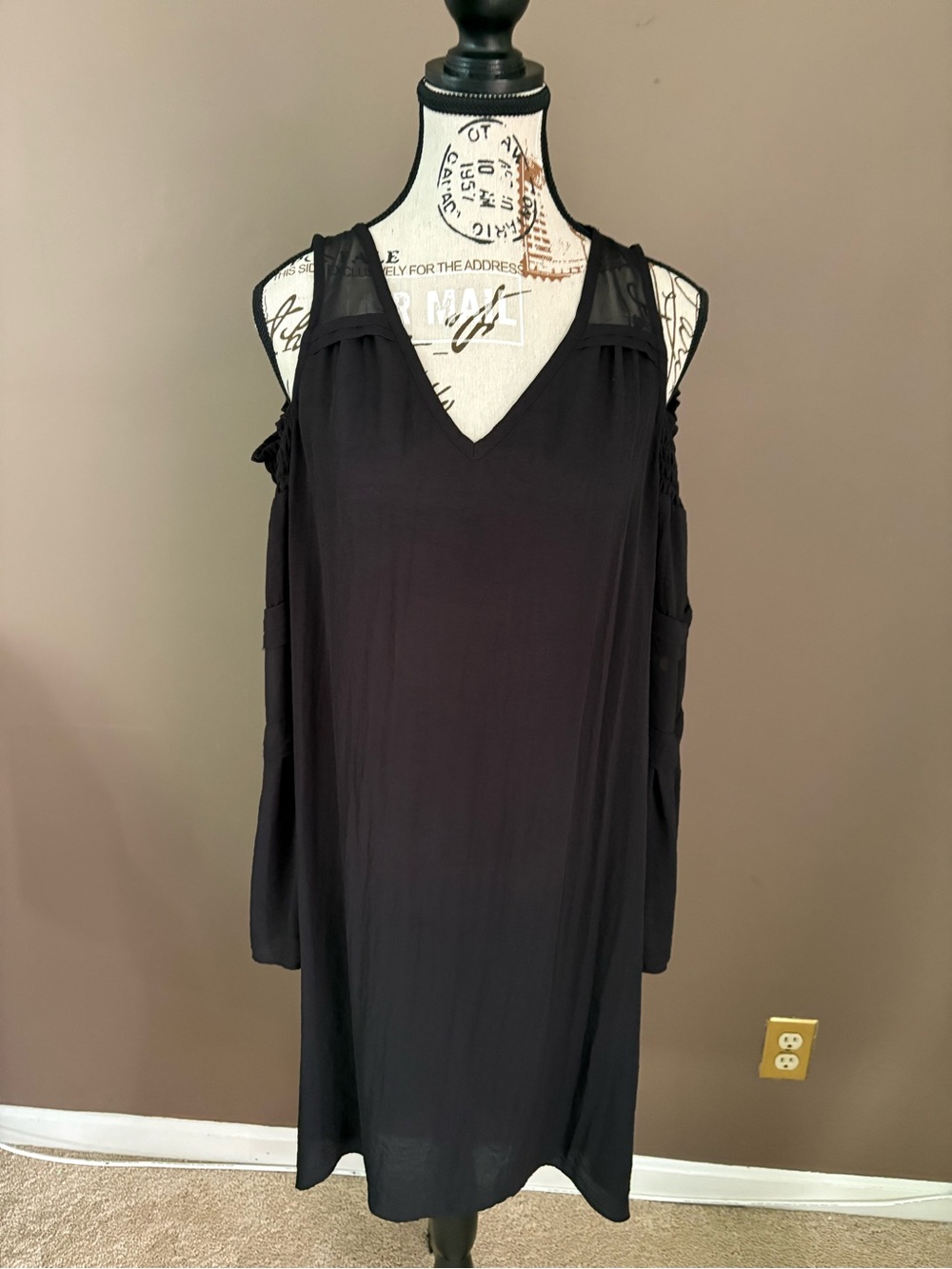 Simply Vera Vera Wang Black Cold-Shoulder V-Neck Long Sleeve Dress